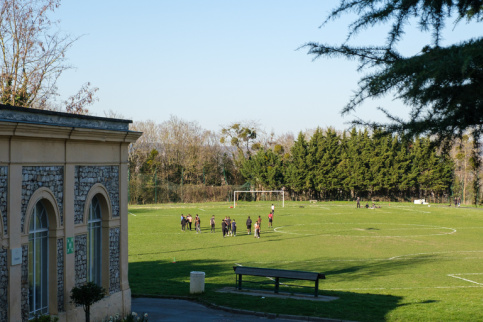 Vue sur le terrain avec des jeunes en train de s'entrainer