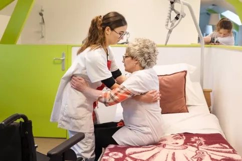Unejeune en formation pendant une classe de confort aux personnes âgées
