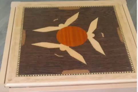 table ébéniste plaquage oiseaux