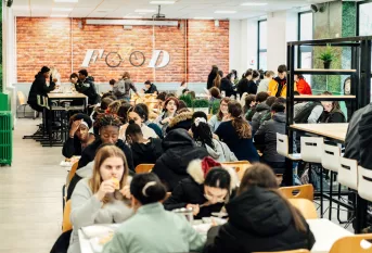 jeunes à la cantine