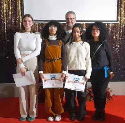Groupe de personnes enseignant et élèves qui posent avec le diplôme "je filme ma formation"