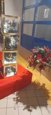 Vue de décoration "2024" dans des cubes qui scintilles.