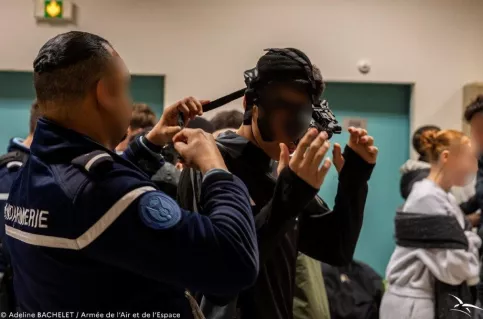 jeune essayant matériel armée