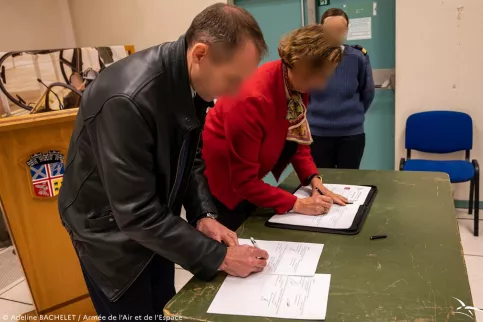 directrice signant la convention de la classe défense