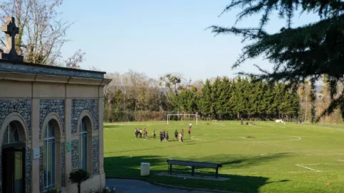Vue sur le terrain de foot du domaine de Saint jean