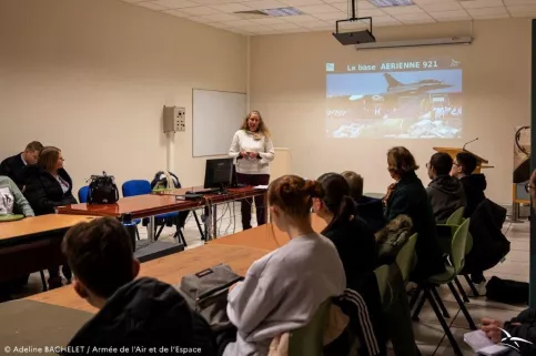 collégiens devant instructeur expliquant les métiers de l'armée