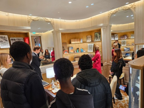Les élèves dans la boutique Cartier