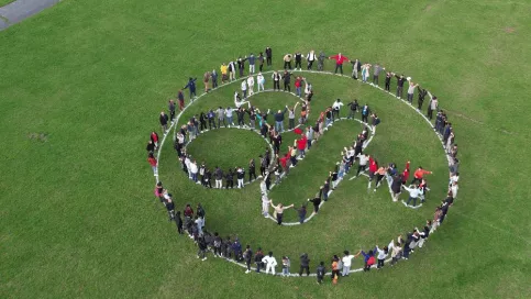 Les jeunes de Saint-Jean formant un 80 à l'occasion des 80 ans du site