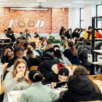 jeunes à la cantine