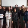 Groupe de personnes enseignant et élèves qui posent avec le diplôme.