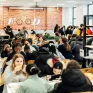 jeunes à la cantine